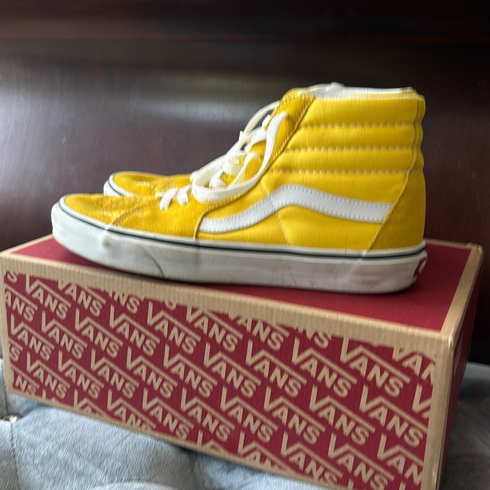 Men’s size 10 Sk8-Hi yellow Vans